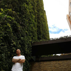 Ignacio Solano frente al jardín vertical más grande del mundo